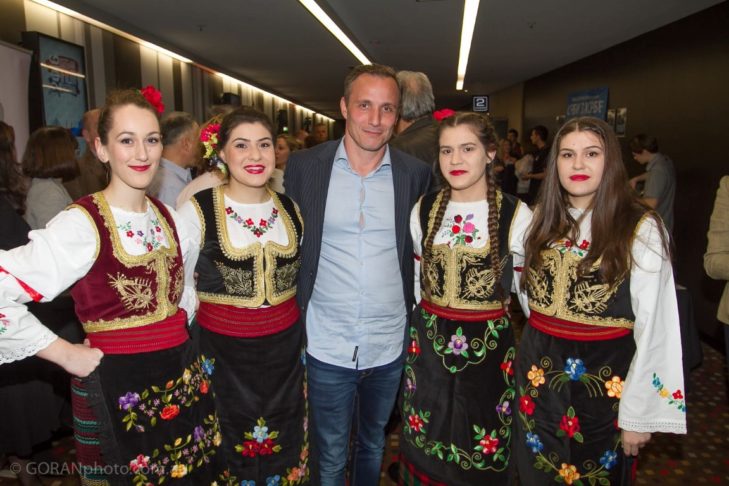 Gost festivala Miloš Timotić sa devojkama u tradicionalnim srpskim nošnjama Foto Goran Dojčinović 